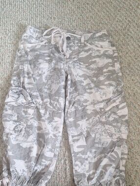 LONDONJEAN Light Gray & White Pink Camo Cargo Capris